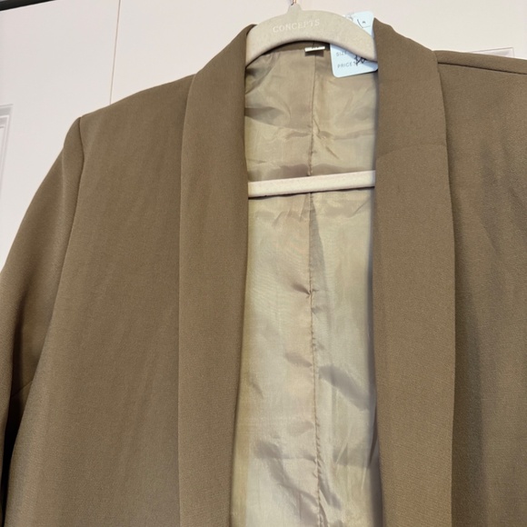 Blazer - Picture 3 of 3